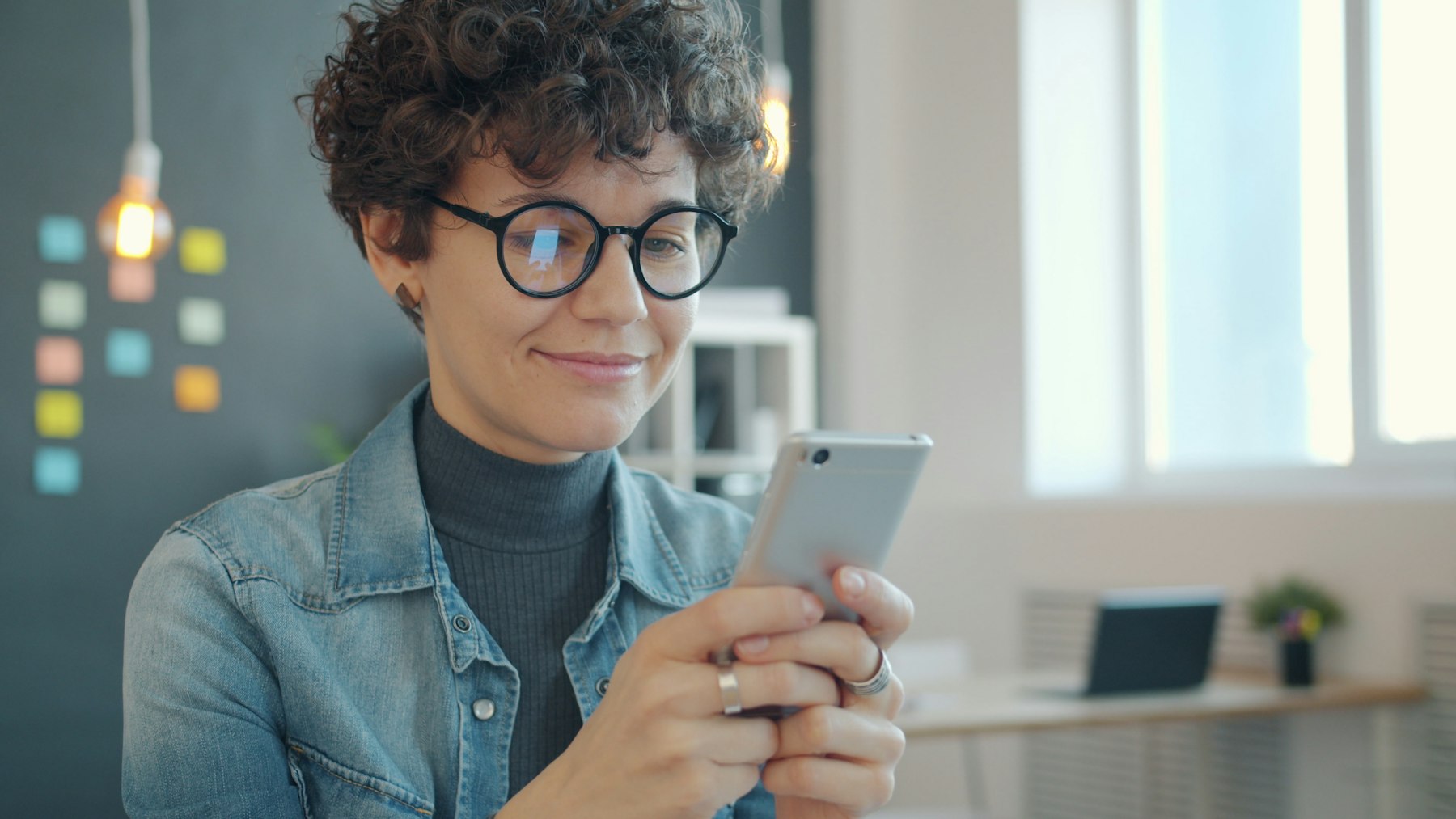 Paciente sorrindo enquanto conversa pelo celular