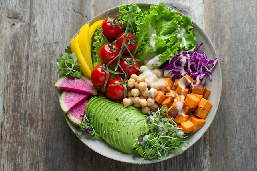 Prato colorido com legumes, grãos e folhas