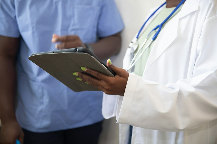 Médico mostrando informações em um tablet ao paciente